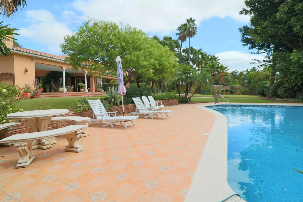 6-bedroom Villa In Estepona, Spain (531 M²)