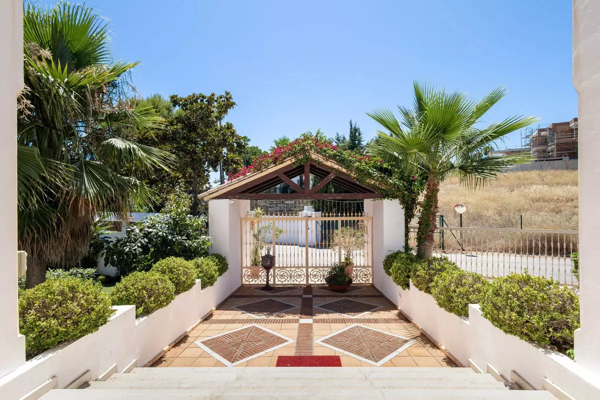 7-bedroom Villa In Estepona, Spain (1.425 M²)