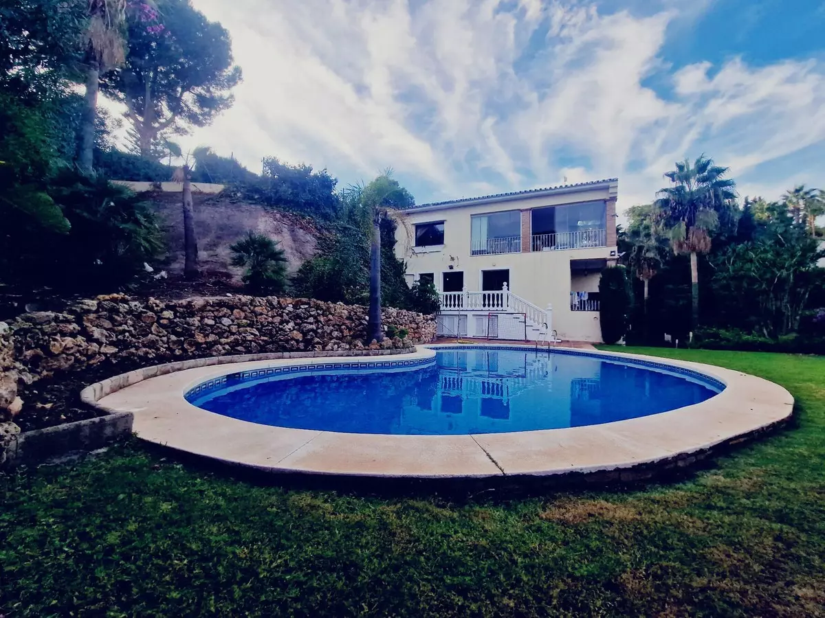 6-bedroom Villa In Estepona, Spain (415 M²)