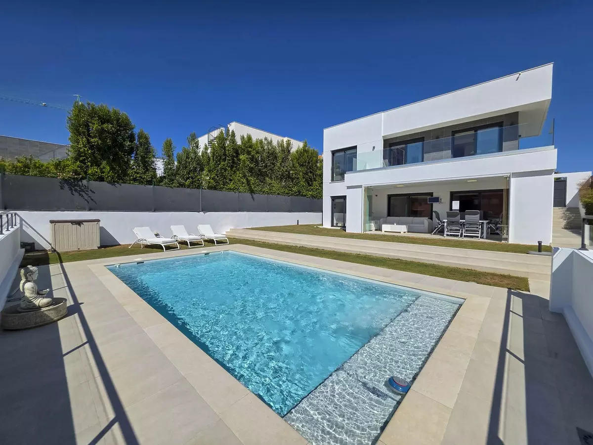3-bedroom Villa In Manilva, Spain (168 M²)