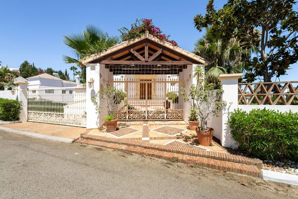 7-bedroom Villa In Estepona, Spain (1.425 M²)