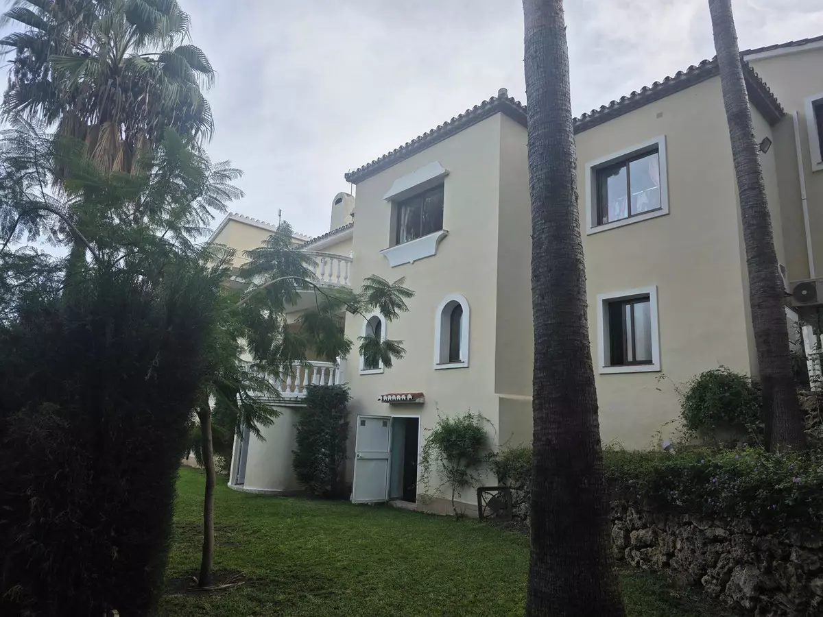 6-bedroom Villa In Estepona, Spain (415 M²)