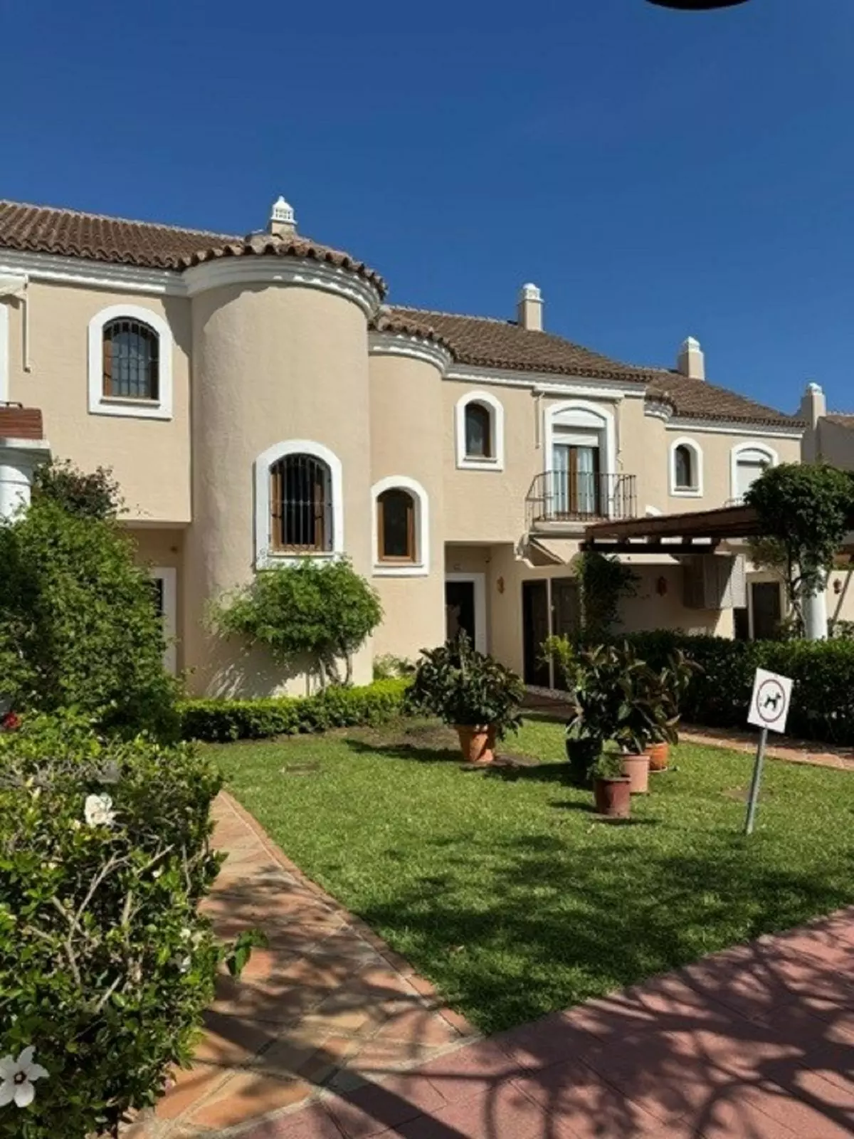 ShowFeedImage-120e0a 3-bedroom Town House In Estepona, Spain (157 M²)