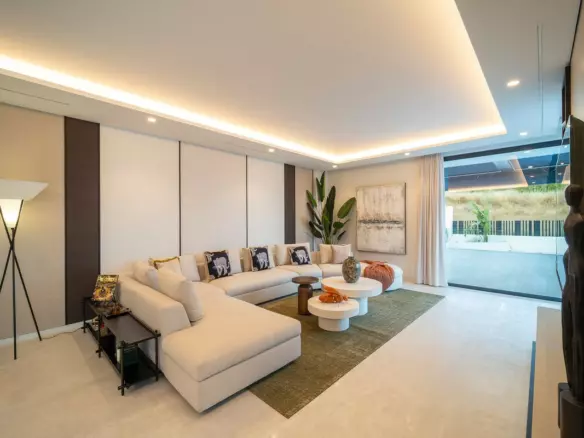 6-bedroom Villa In Estepona, Spain (1.182 M²)