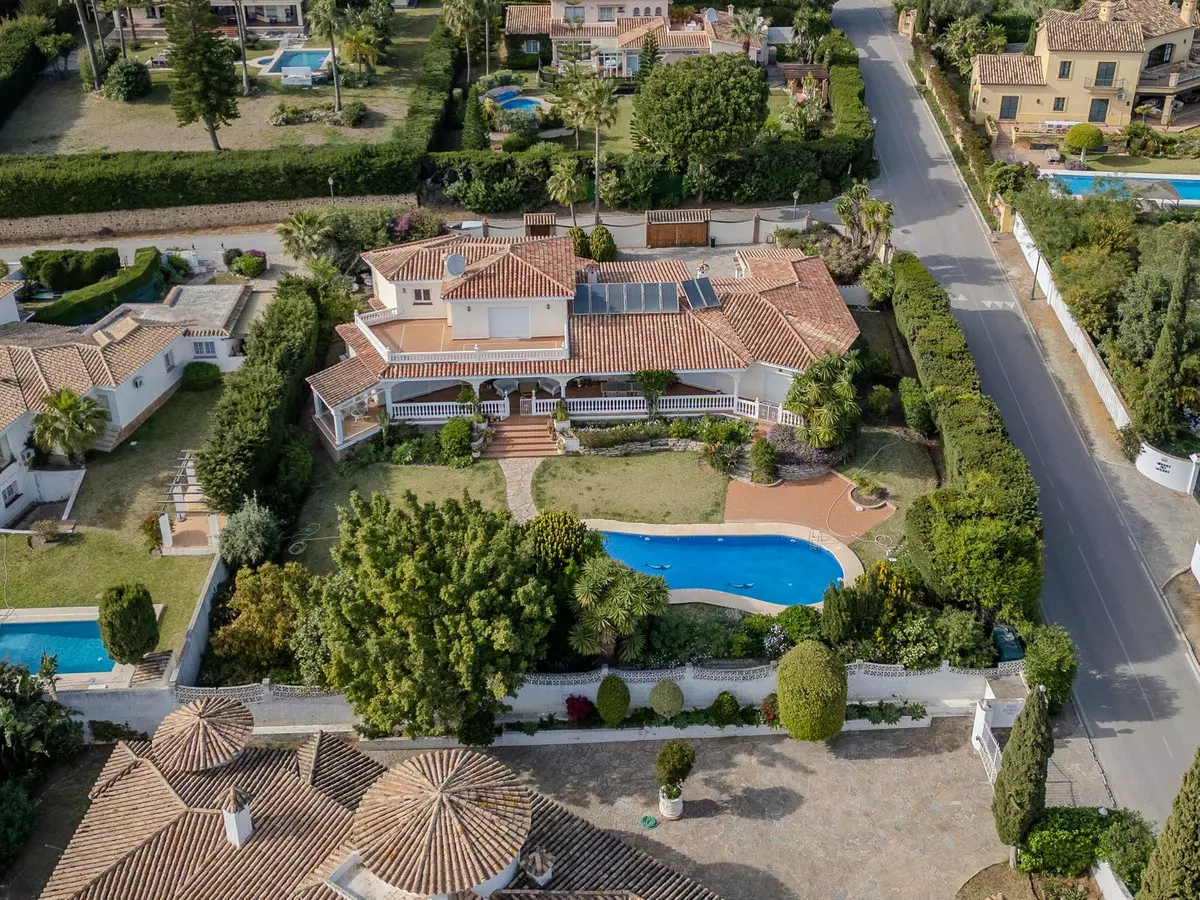 5-bedroom Villa In Estepona, Spain (282 M²)