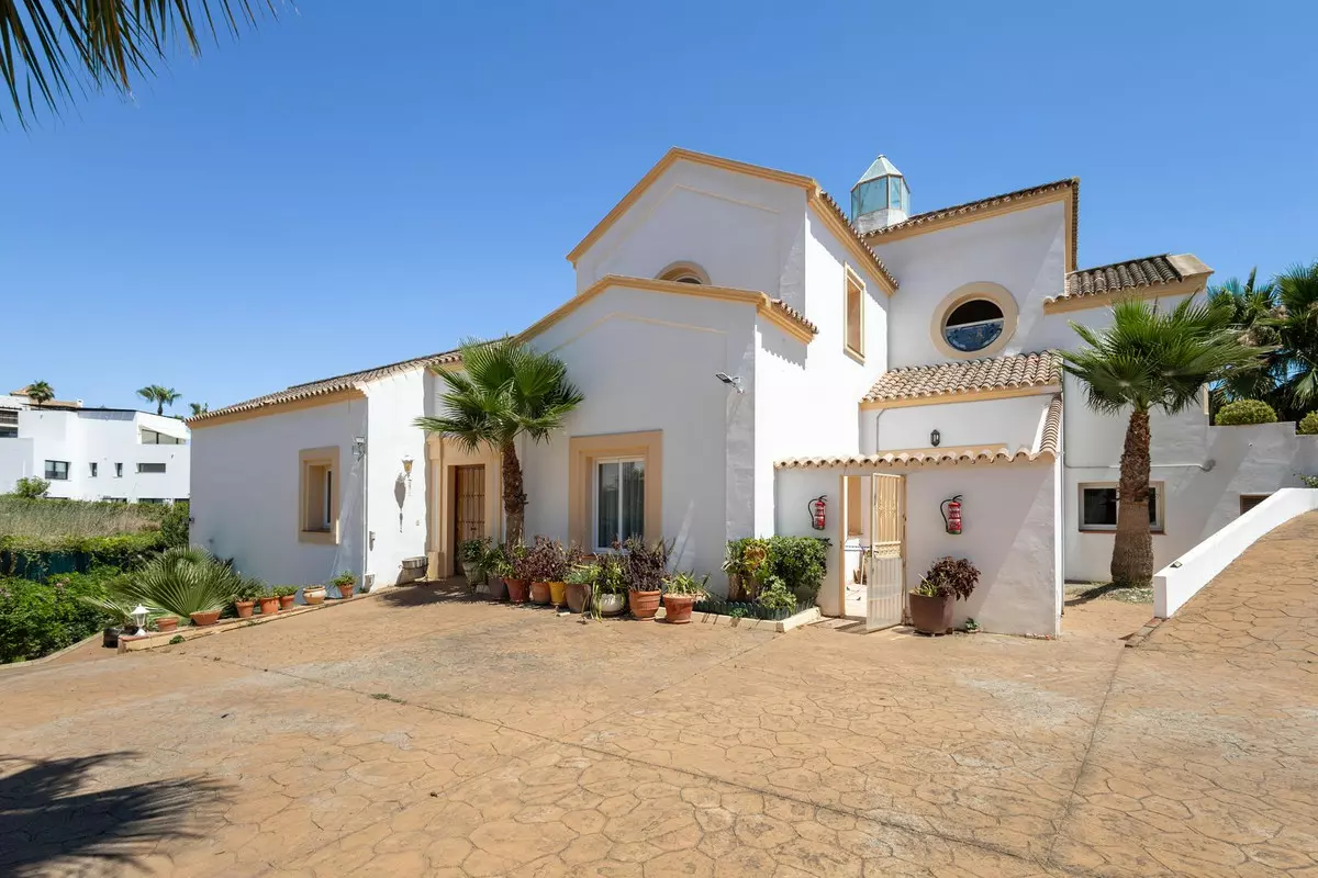7-bedroom Villa In Estepona, Spain (1.425 M²)