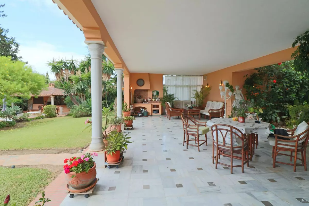 6-bedroom Villa In Estepona, Spain (531 M²)