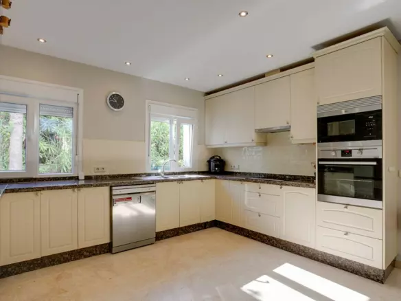 3-bedroom Villa In Estepona, Spain (238 M²)