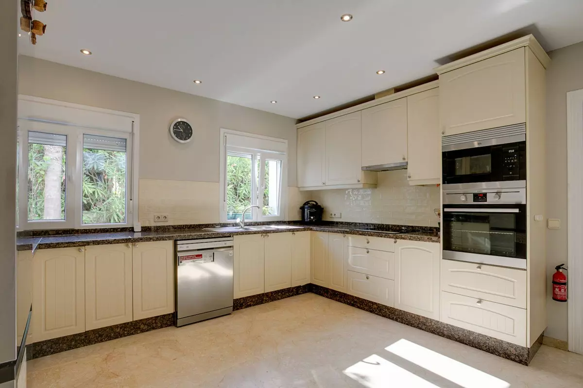 3-bedroom Villa In Estepona, Spain (238 M²)