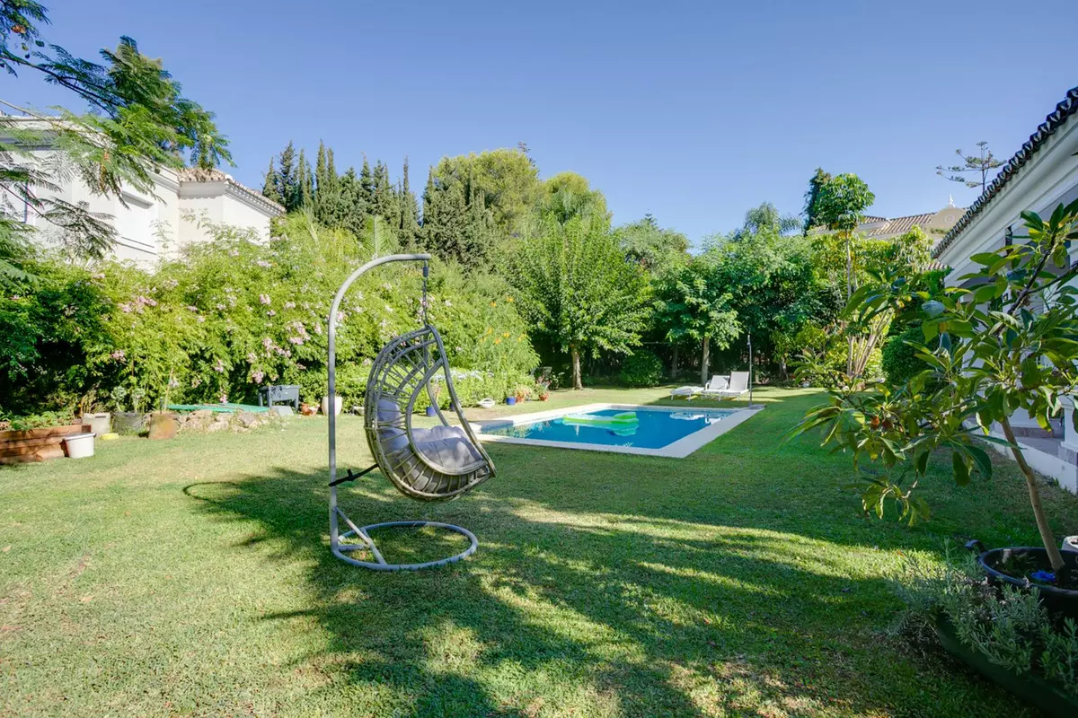 3-bedroom Villa In Estepona, Spain (238 M²)