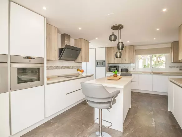6-bedroom Villa In Estepona, Spain (483 M²)