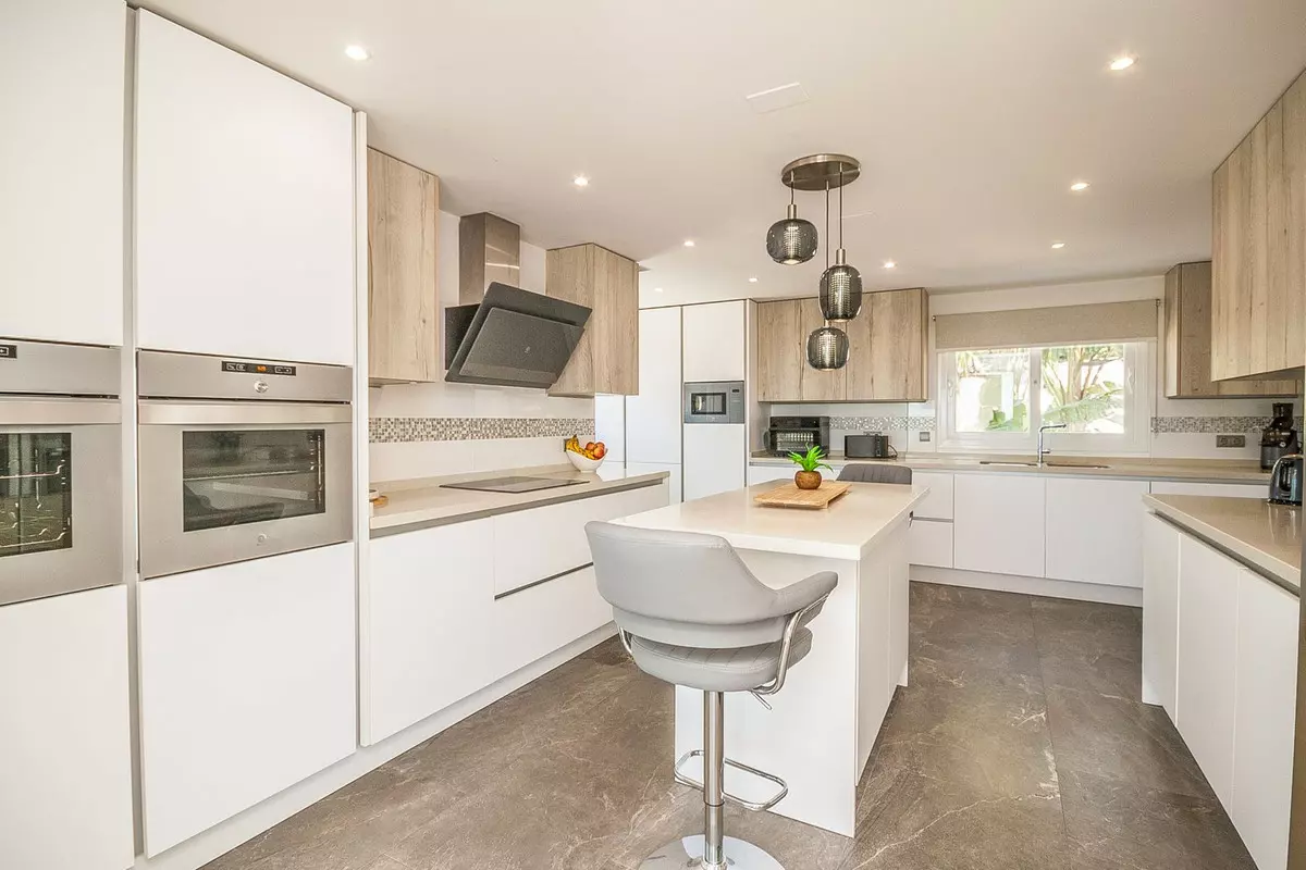6-bedroom Villa In Estepona, Spain (483 M²)