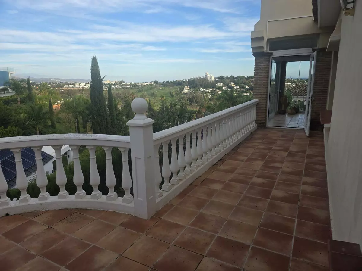 6-bedroom Villa In Estepona, Spain (415 M²)
