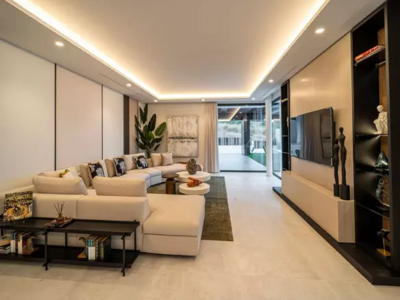 6-bedroom Villa In Estepona, Spain (1.182 M²)