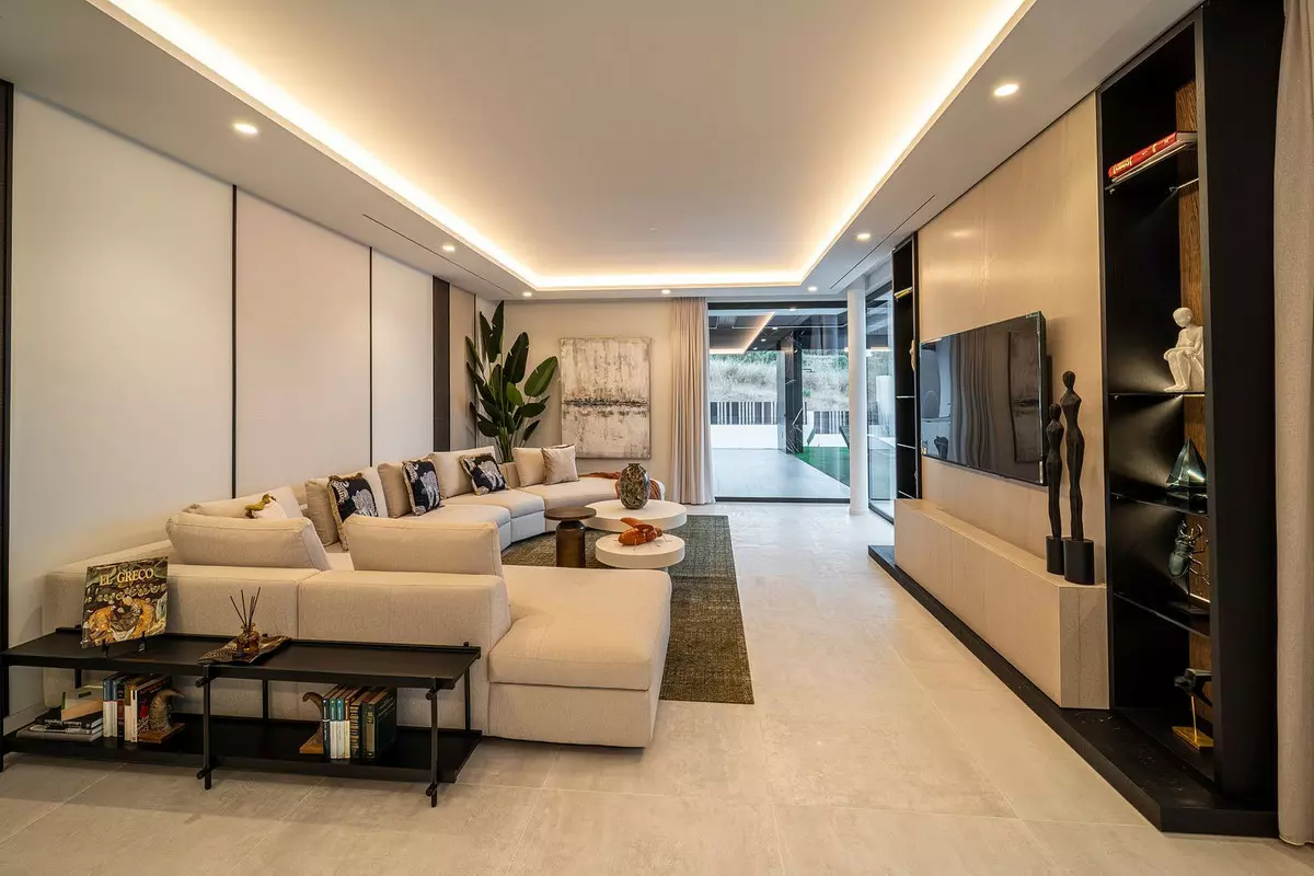 6-bedroom Villa In Estepona, Spain (1.182 M²)