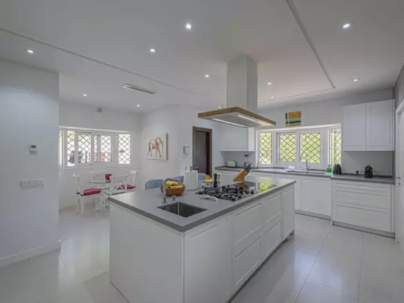 4-bedroom Villa In Estepona, Spain (384 M²)