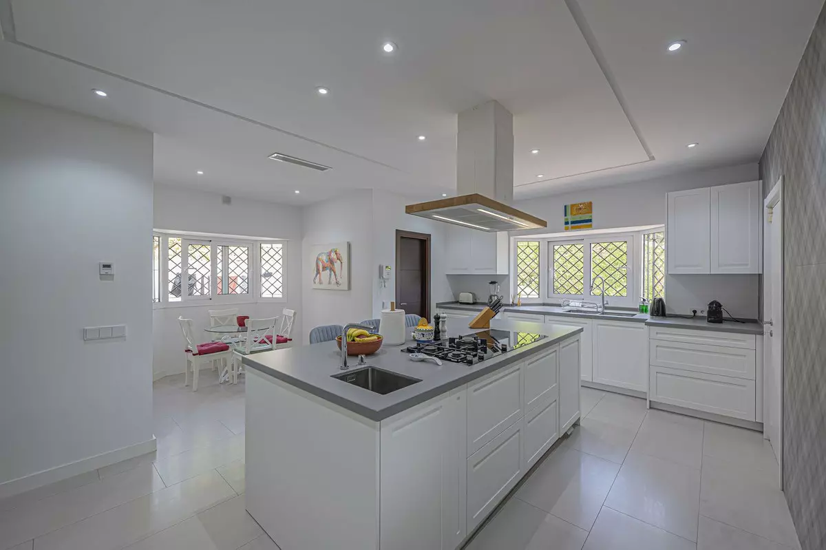 4-bedroom Villa In Estepona, Spain (384 M²)