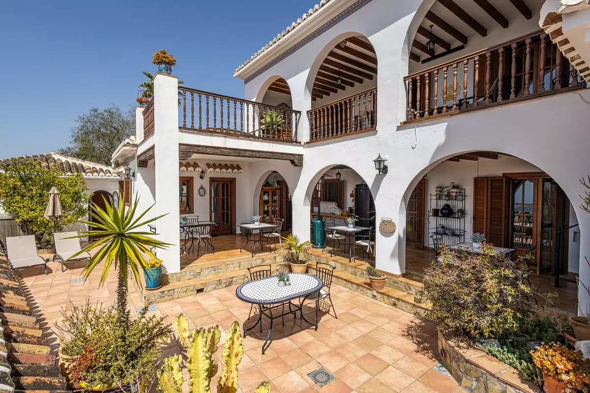 5-bedroom Villa In Cómpeta, Spain (567 M²)