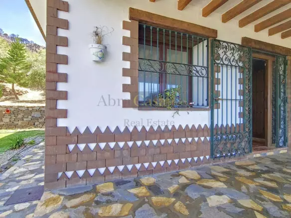 4-bedroom Villa In Canillas De Albaida, Spain (331 M²)