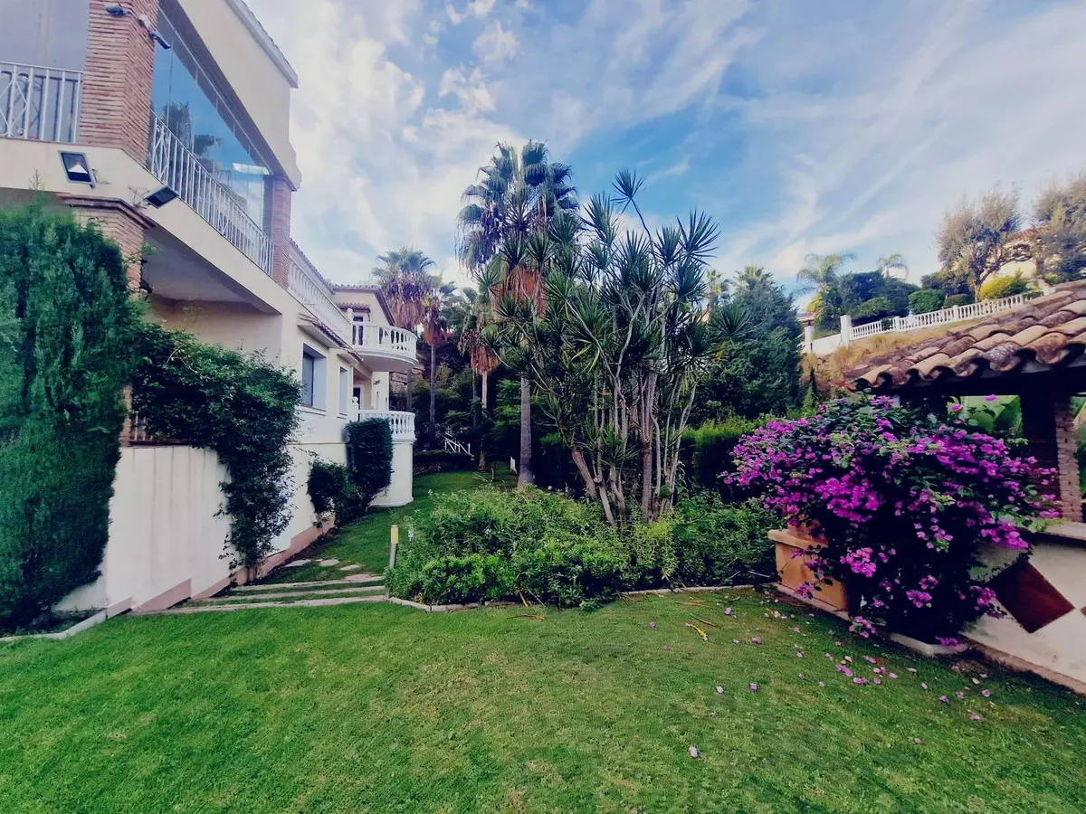 6-bedroom Villa In Estepona, Spain (415 M²)