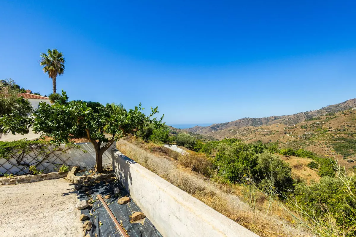 3-bedroom Country House In Cómpeta, Spain (178 M²)