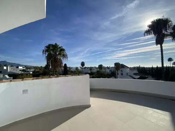 4-bedroom Villa In Estepona, Spain (380 M²)