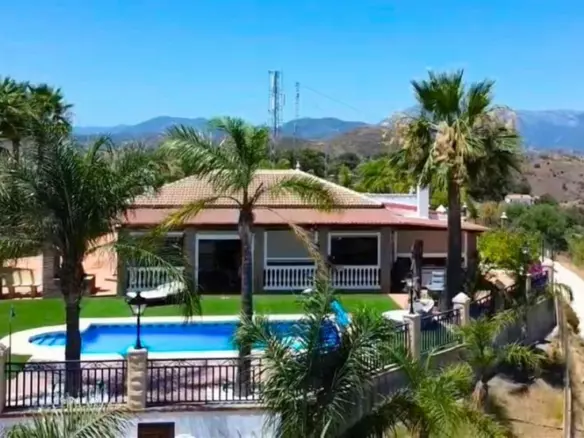 5-bedroom Country House In Coín, Spain (197 M²)