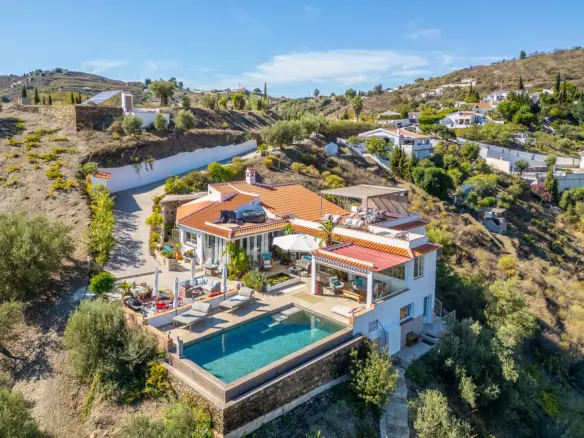 4-bedroom Villa In Cómpeta, Spain (227 M²)
