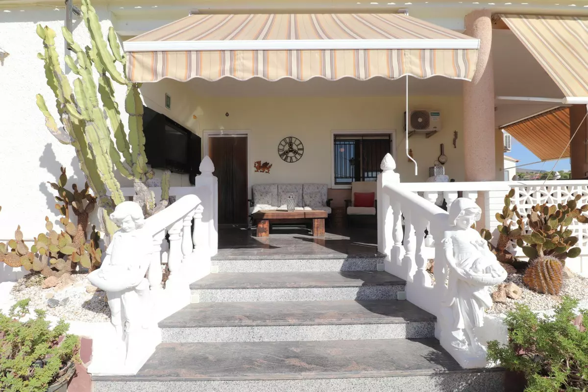 6-bedroom Villa In Crevillent, Spain (291 M²)