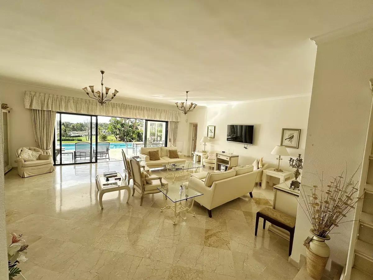 4-bedroom Villa In Estepona, Spain (450 M²)