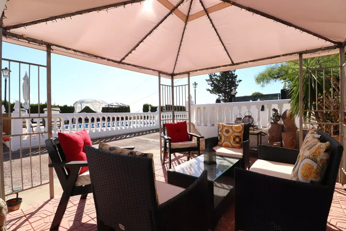6-bedroom Villa In Crevillent, Spain (291 M²)