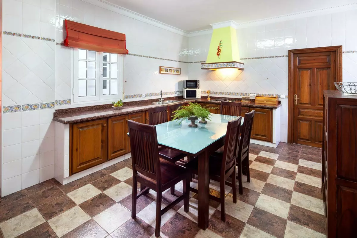 5-bedroom Country House In Serrato, Spain (312 M²)
