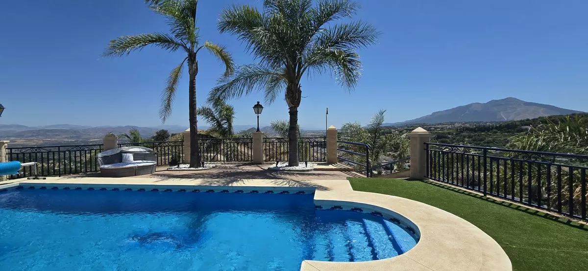 5-bedroom Country House In Coín, Spain (197 M²)