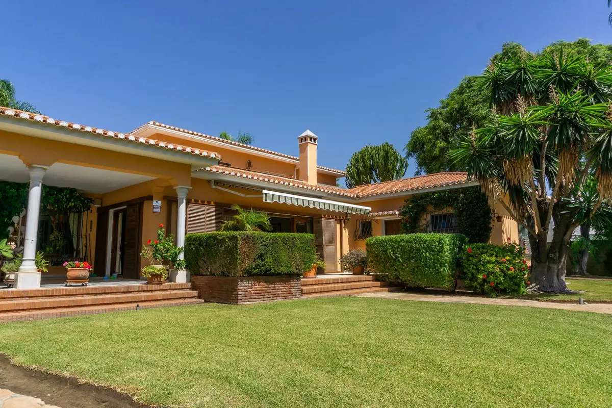 6-bedroom Villa In Estepona, Spain (531 M²)