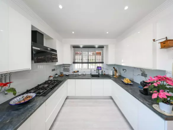 3-bedroom Villa In Coín, Spain (145 M²)