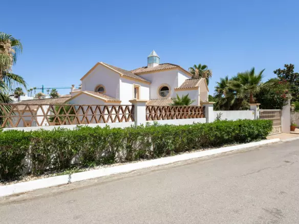 7-bedroom Villa In Estepona, Spain (1.425 M²)