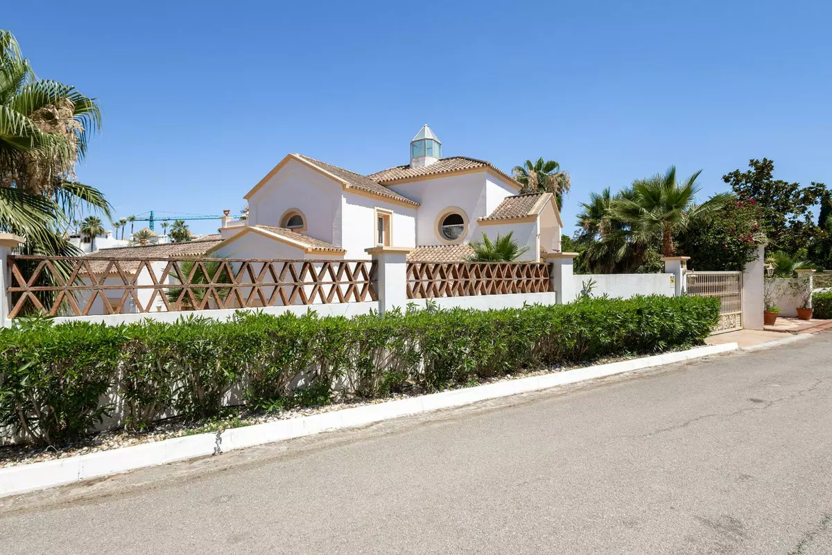 7-bedroom Villa In Estepona, Spain (1.425 M²)