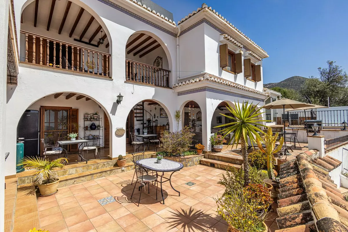 5-bedroom Villa In Cómpeta, Spain (567 M²)