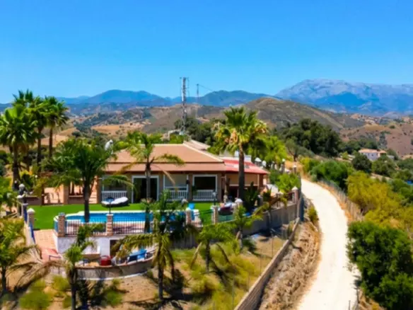 5-bedroom Country House In Coín, Spain (197 M²)