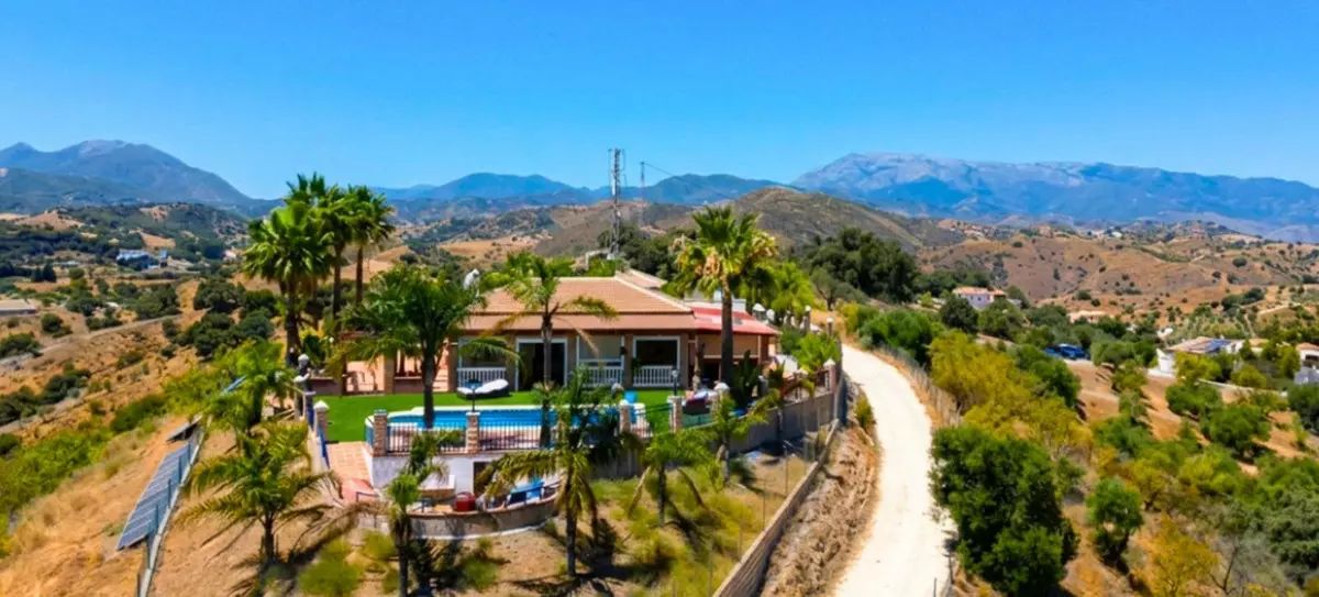 5-bedroom Country House In Coín, Spain (197 M²)