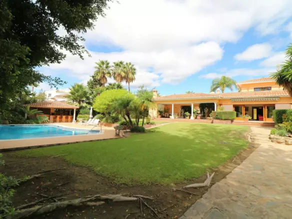 6-bedroom Villa In Estepona, Spain (531 M²)