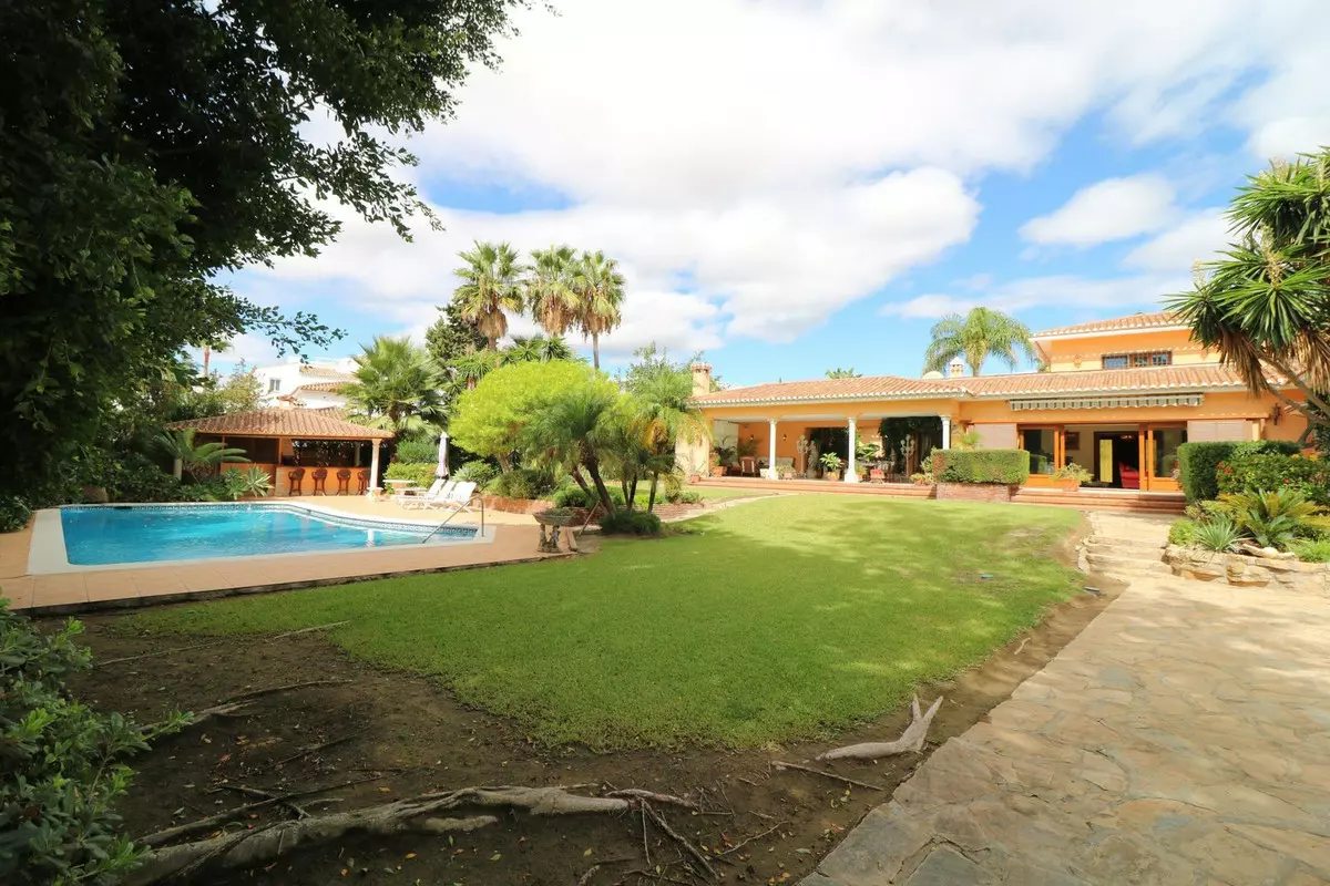 6-bedroom Villa In Estepona, Spain (531 M²)