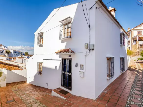 3-bedroom Town House In Comares, Spain (132 M²)