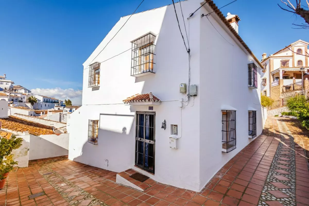 3-bedroom Town House In Comares, Spain (132 M²)