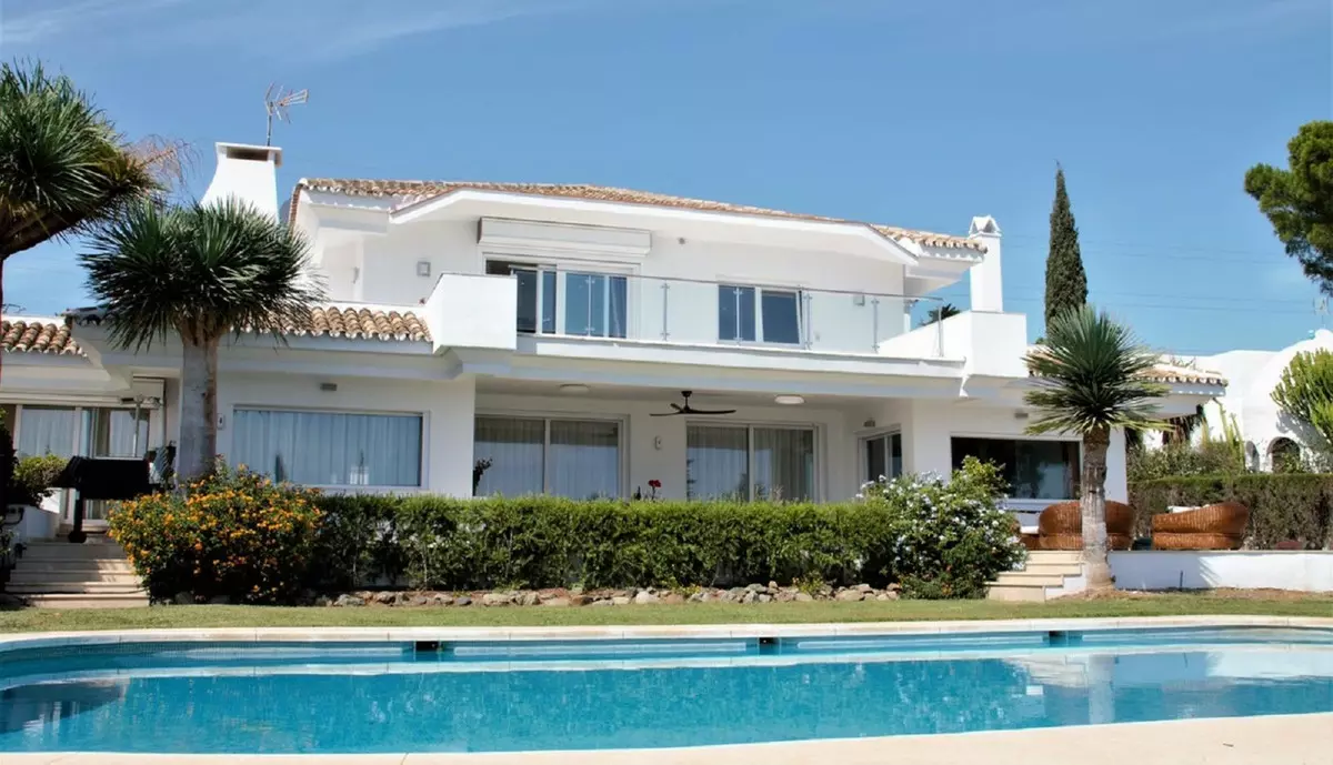 10-bedroom Villa In Estepona, Spain (878 M²)