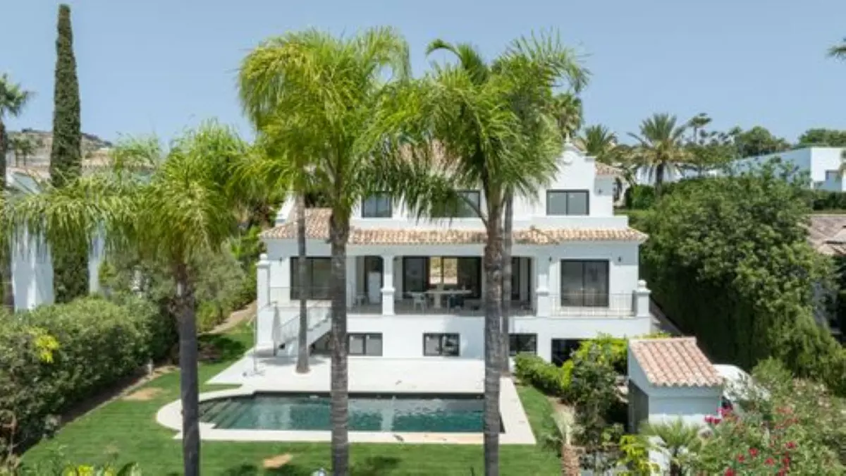 6-bedroom Villa In Estepona, Spain (399 M²)