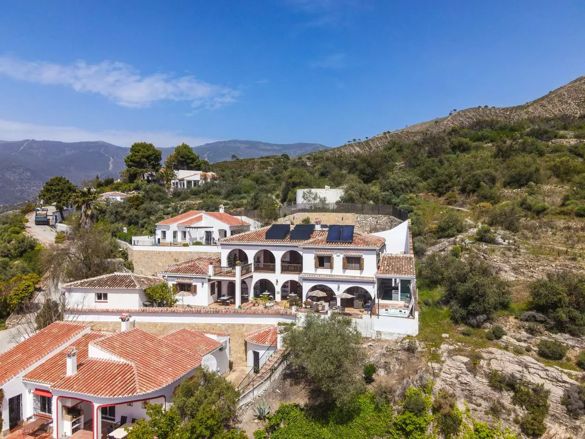 5-bedroom Villa In Cómpeta, Spain (567 M²)
