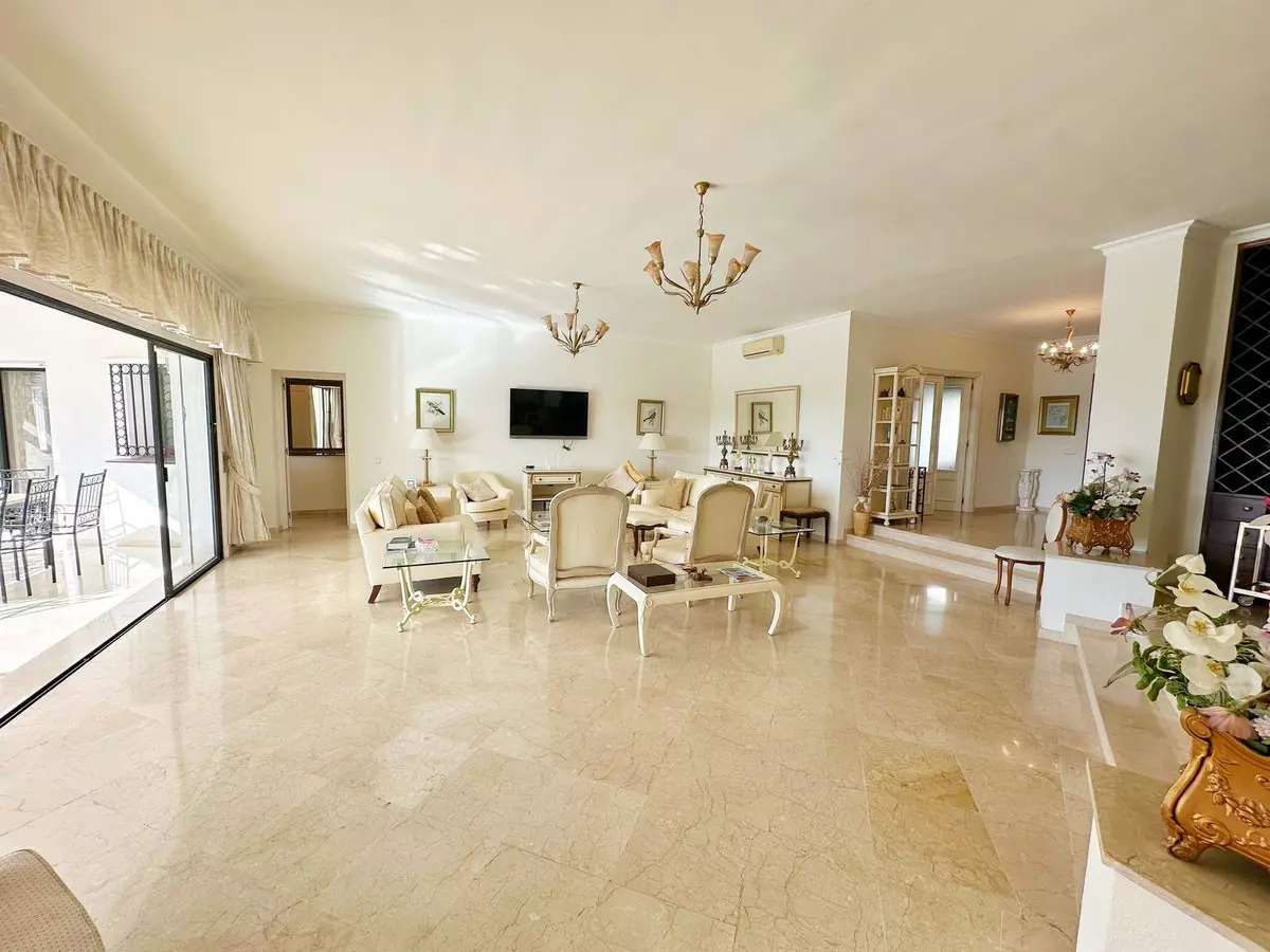 4-bedroom Villa In Estepona, Spain (450 M²)