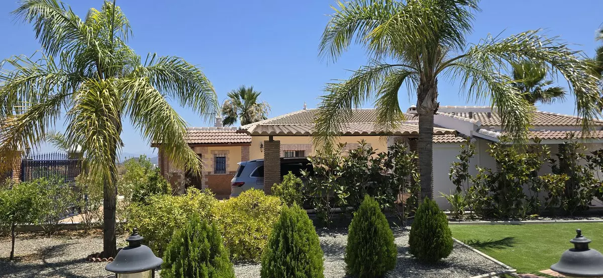 5-bedroom Country House In Coín, Spain (197 M²)