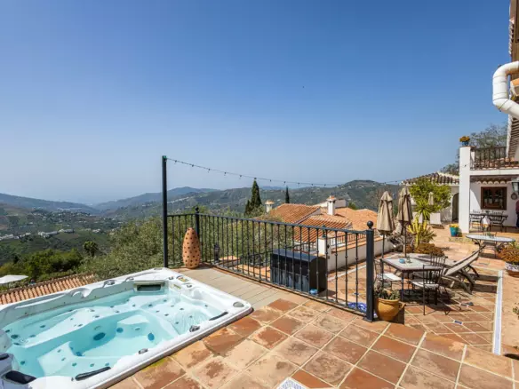 5-bedroom Villa In Cómpeta, Spain (567 M²)